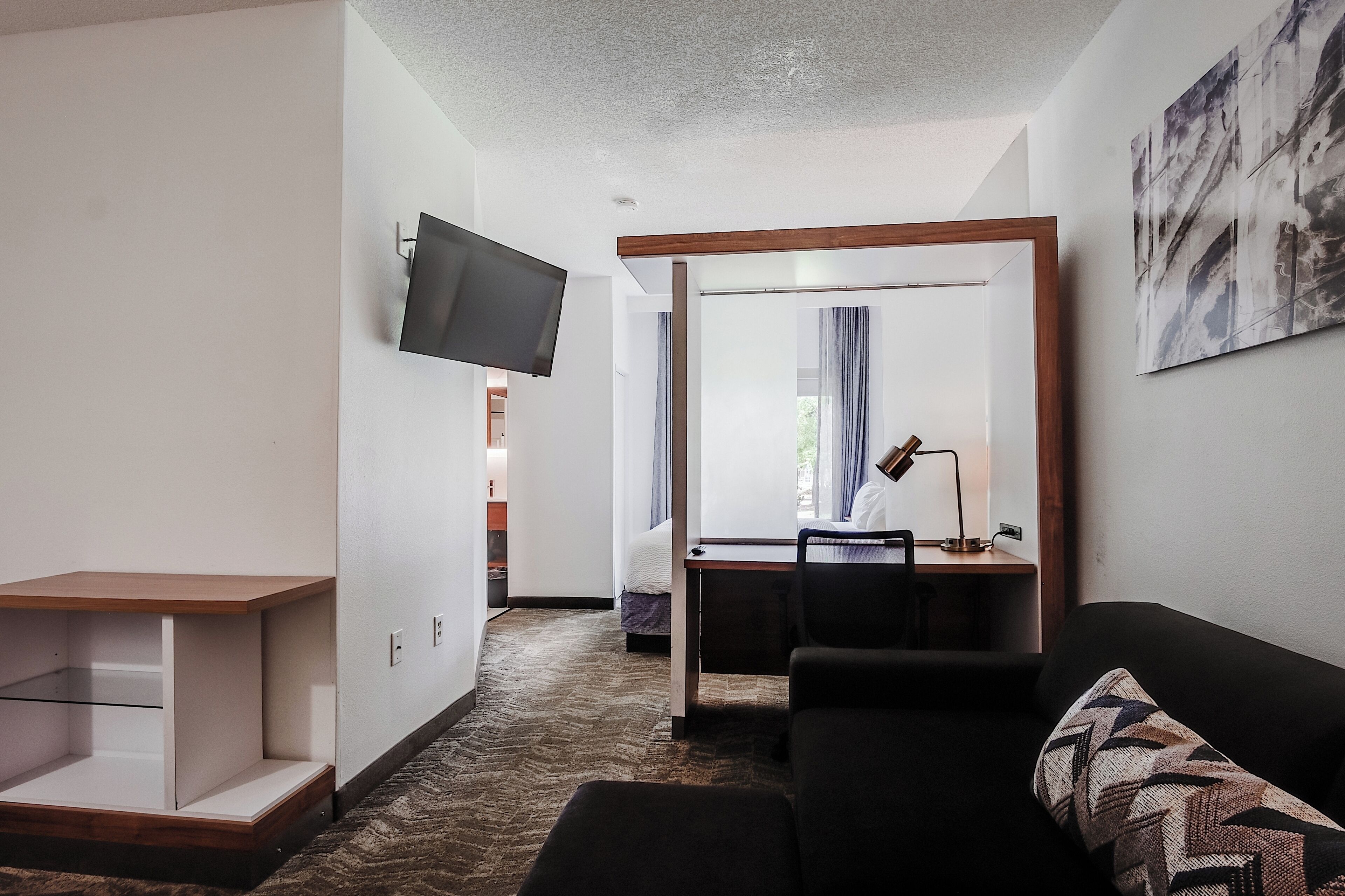 Escritorio, cortinas blackout y tabla de planchar con plancha 