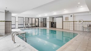 室內游泳池和室外游泳池
