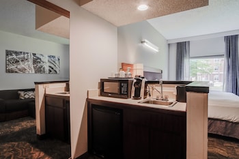 Desk, blackout drapes, iron/ironing board, free cribs/infant beds at Country Inn & Suites by Radisson, Savannah Southside