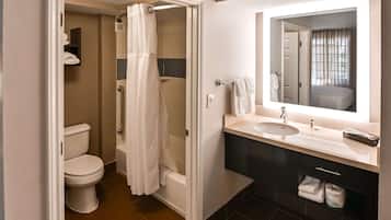 Combined shower/bathtub, towels