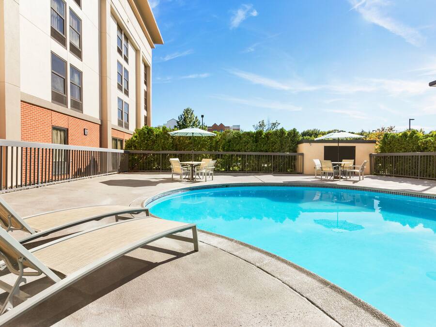 Una piscina al aire libre de temporada