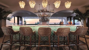 2 bares o lounges, bar junto a la alberca, bar en la playa