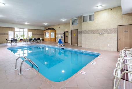 Una piscina techada. Super 8 by Wyndham Big Rapids