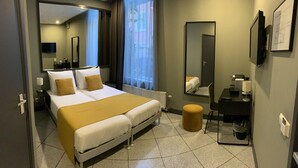 Twin Room | In-room safe, desk, laptop workspace, blackout drapes - Hotel De Looier (Amsterdam)