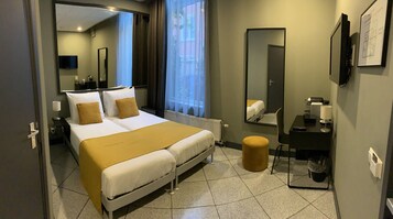 Caja de seguridad en la habitación y escritorio 