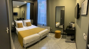 خزنة داخل الغرفة ومكتب ومساحة عمل للكمبيوتر المحمول وستائر تعتيم