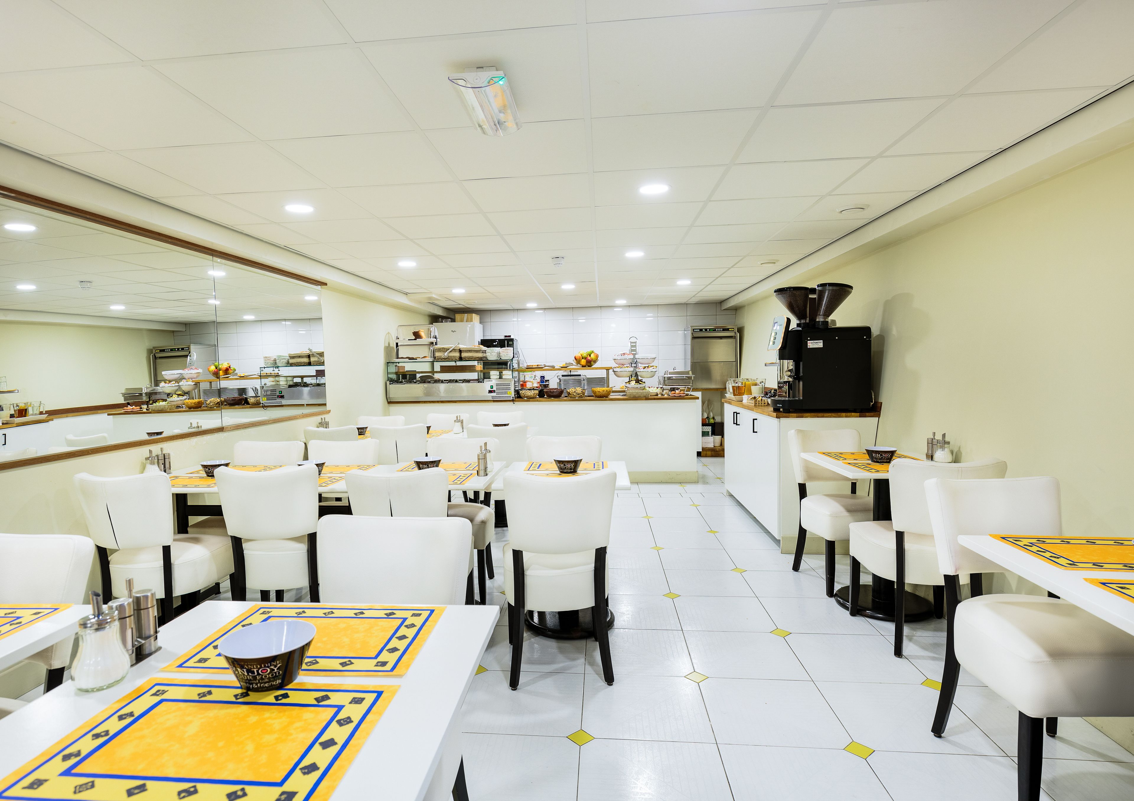 Bữa sáng kiểu Âu hàng ngày (15 EUR/mỗi người) 