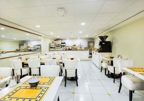 Desayuno continental diario (EUR 15 por persona)