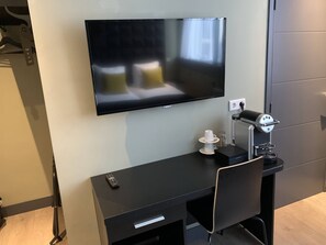 Quarto duplo | Cofres nos quartos, escrivaninha, espaço de trabalho para notebook