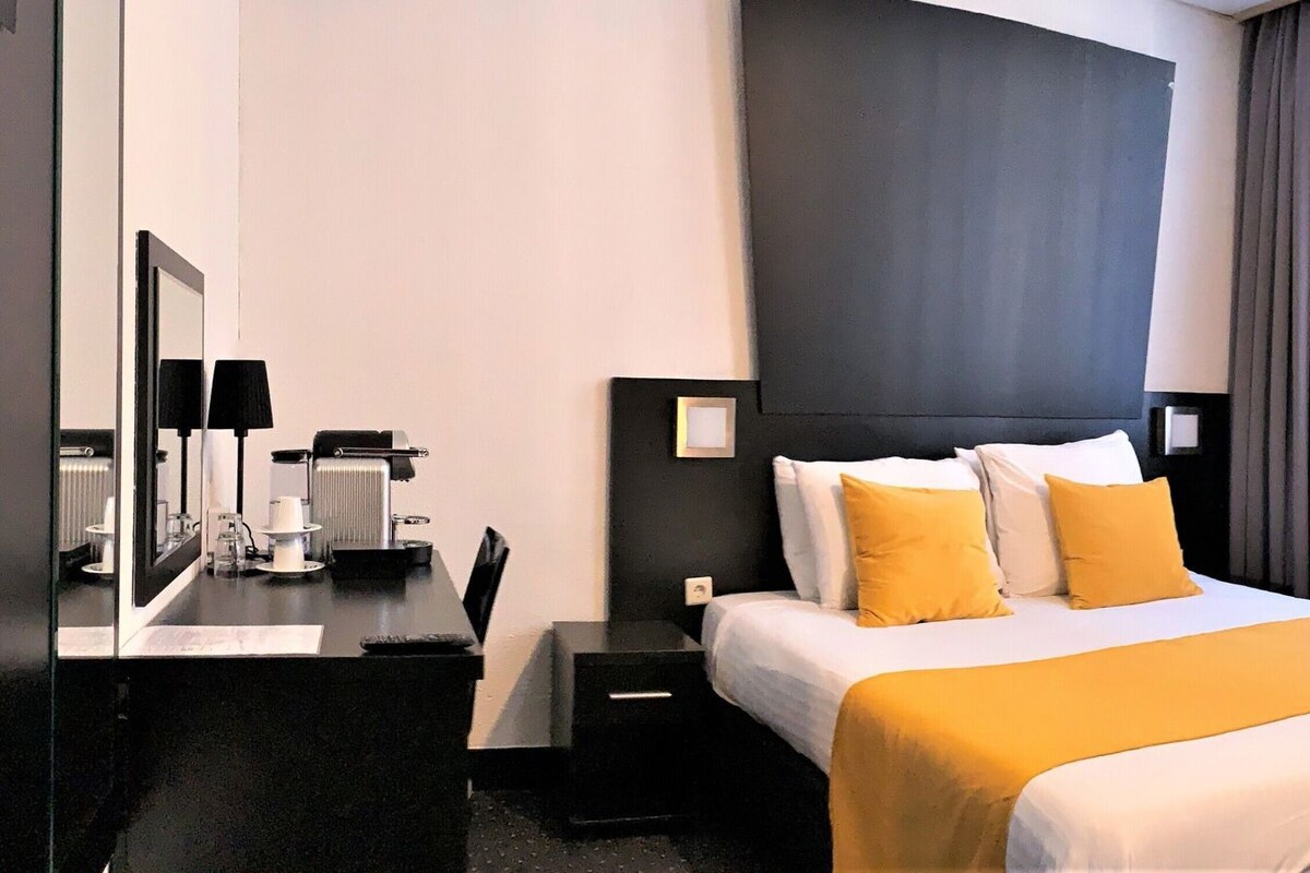 In-room safe, desk, laptop workspace, blackout drapes