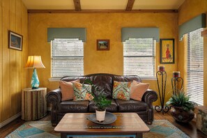 Luksusstudio, 1 kingsize-seng, ikke-røyk (El Paso Suite) | Oppholdsområde | En 32-tommers LCD-TV med Parabol-TV samt TV og DVD-spiller