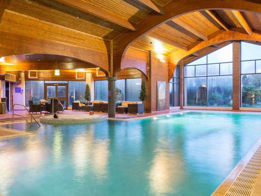Indoor pool, sun loungers