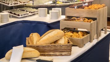 Se ofrece un desayuno completo todos los días (por un coste adicional)