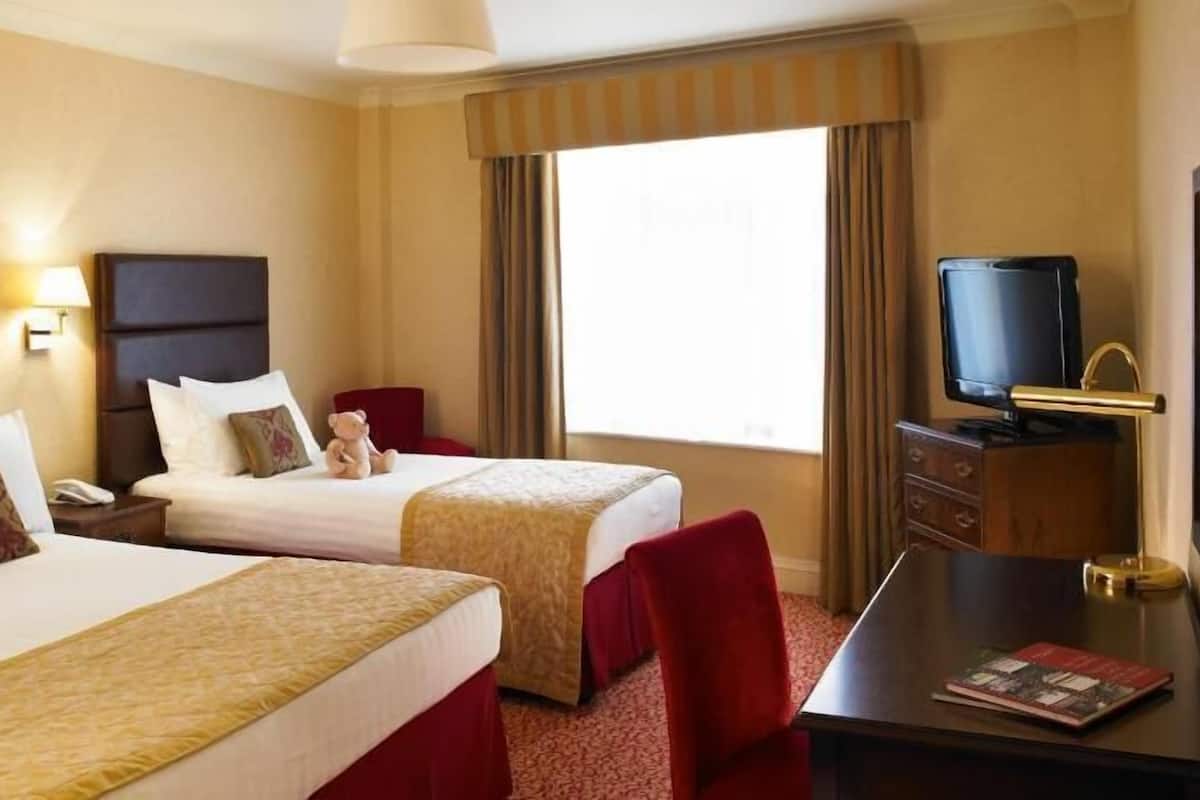 1 bedroom, individually decorated, individually furnished, desk