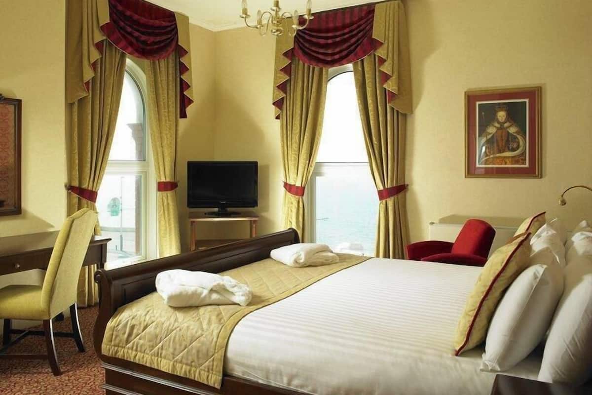 1 bedroom, individually decorated, individually furnished, desk