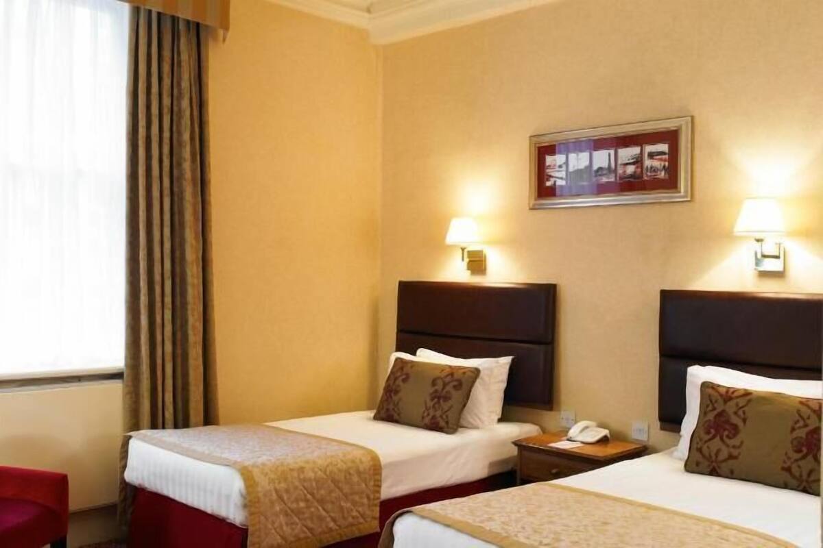 1 bedroom, individually decorated, individually furnished, desk