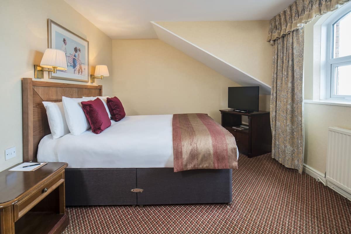 1 bedroom, individually decorated, individually furnished, desk