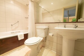 Doppia Deluxe, 1 letto matrimoniale, vista mare | Bagno | Set di cortesia firmato, asciugacapelli, asciugamani