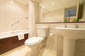 Doppia Deluxe, 1 letto matrimoniale, vista mare | Bagno | Set di cortesia firmato, asciugacapelli, asciugamani