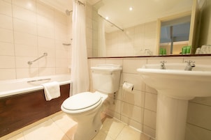 Deluxe tweepersoonskamer, 1 tweepersoonsbed, uitzicht op zee | Badkamer | Designer toiletartikelen, een haardroger, handdoeken