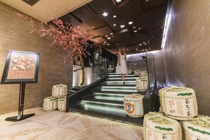 2 restaurants, breakfast served