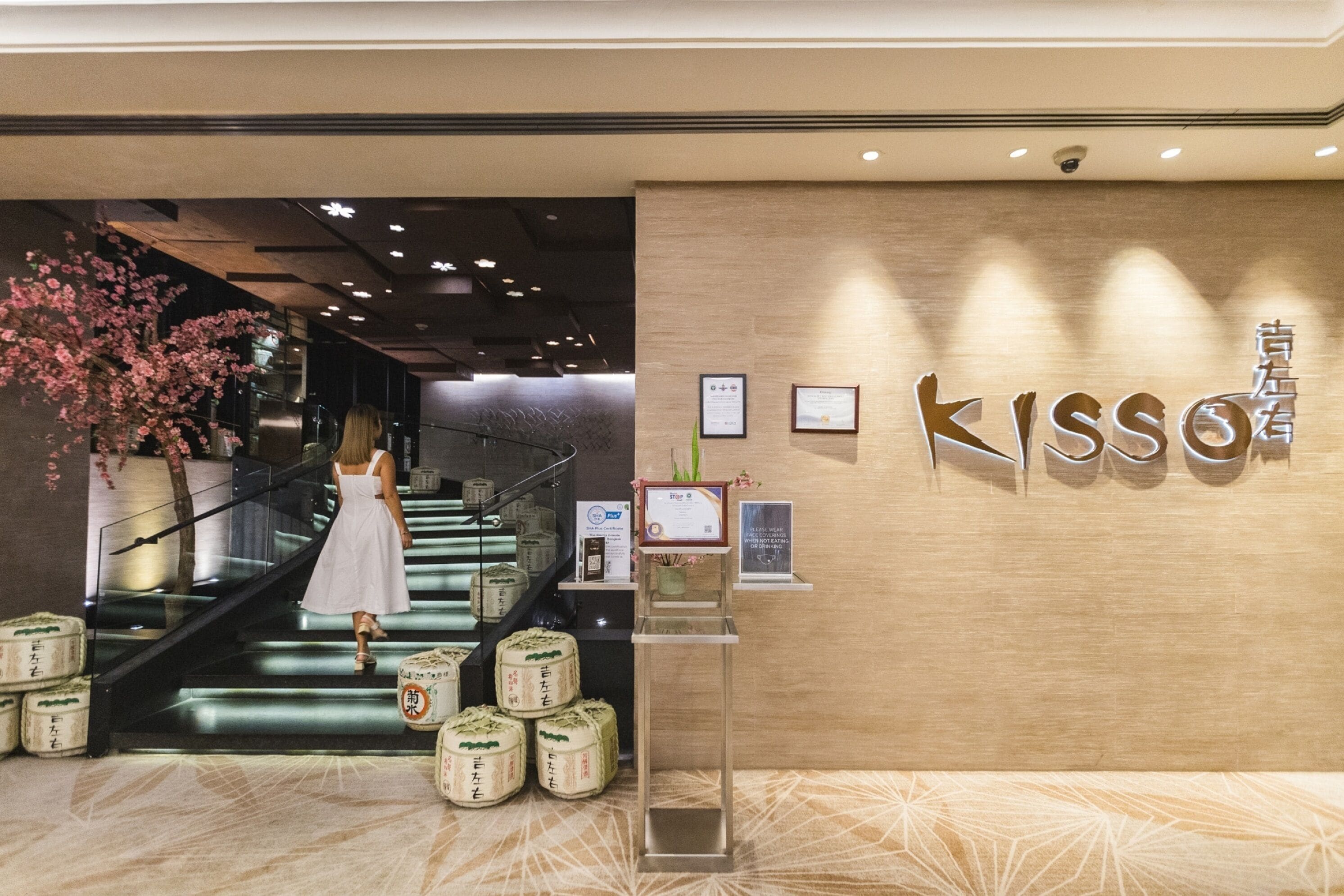 2 restaurants, breakfast served