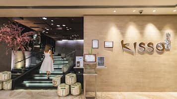 2 restaurants servant le petit déjeuner, le déjeuner et le dßner