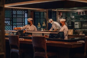 2 restaurants; breakfast, lunch, dinner, and brunch served