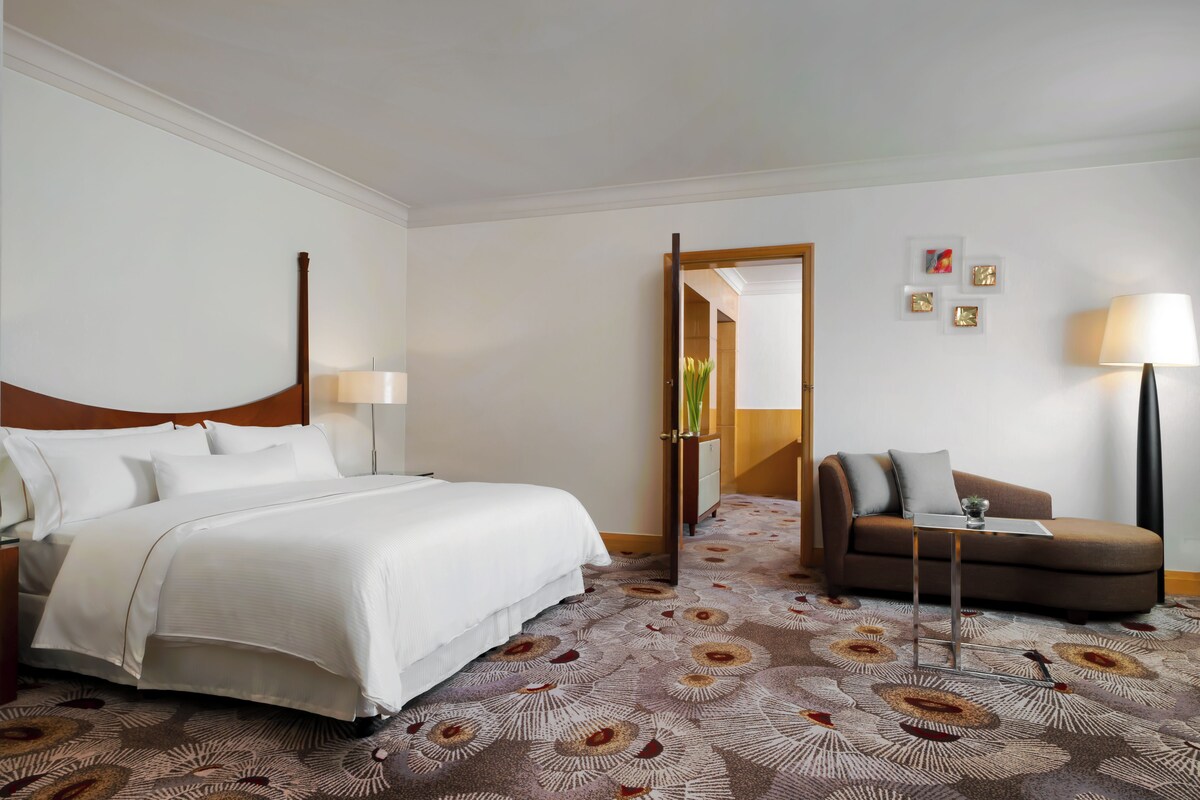 Deluxe suite, 1 slaapkamer | Luxe beddengoed, pillowtop-bedden, een minibar, een kluis op de kamer