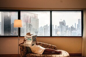 Deluxe Room, 1 King Bed, City View | Premium bedding, pillowtop beds, minibar, in-room safe