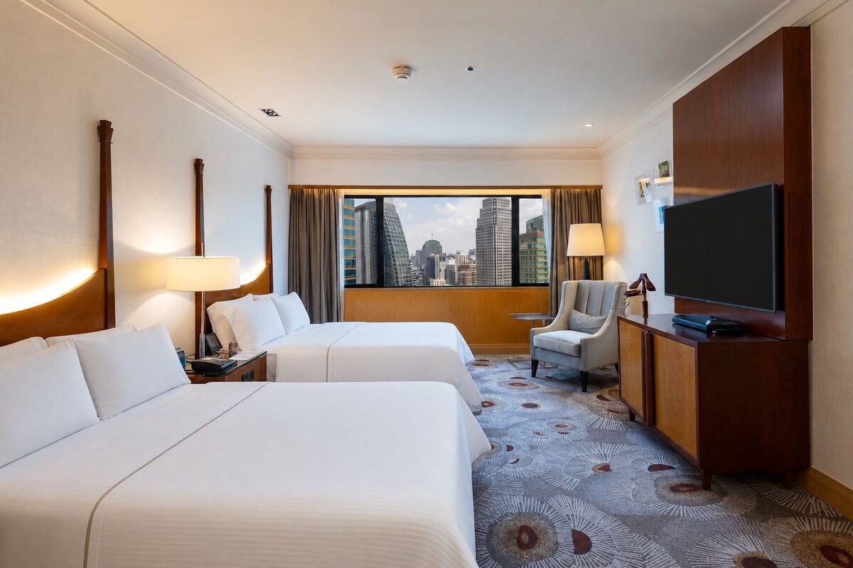 Deluxe suite, 1 slaapkamer | Luxe beddengoed, pillowtop-bedden, een minibar, een kluis op de kamer