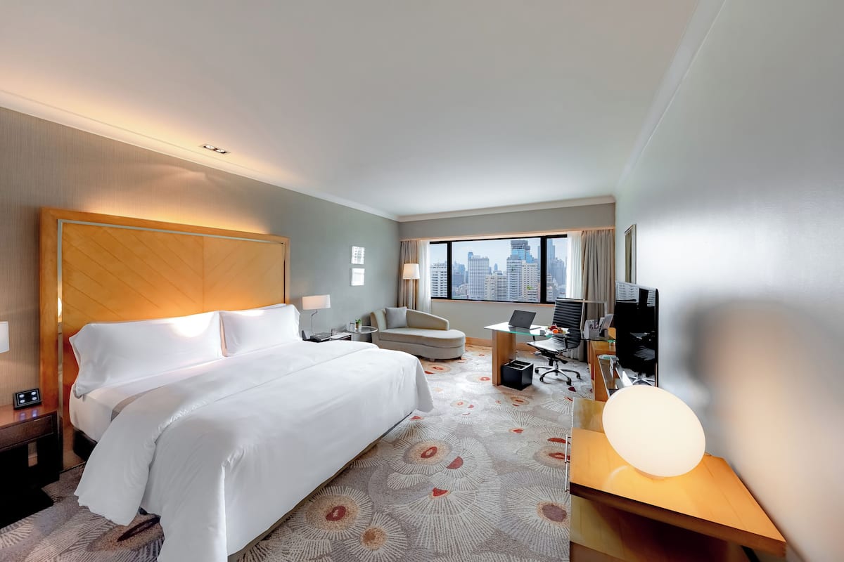 Executive Room, 1 King Bed | Premium bedding, pillowtop beds, minibar, in-room safe