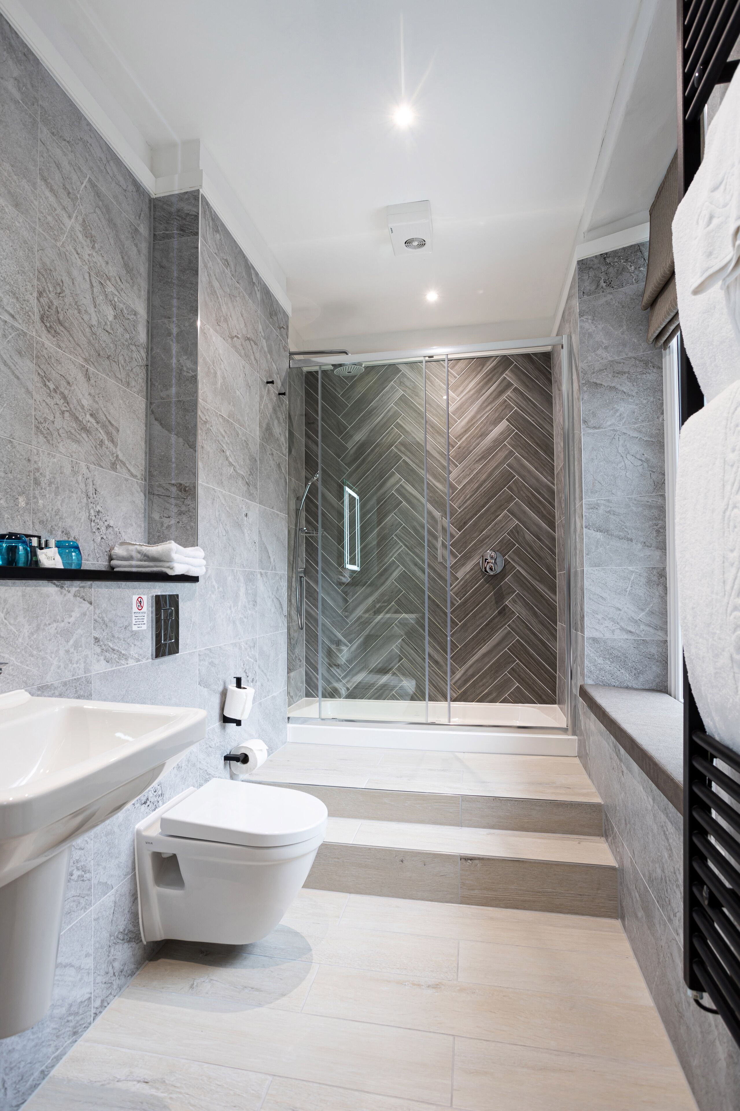 executive suite, 1 king bed, non smoking | bathroom | combined shower/bathtub, free toiletries, towels