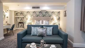 Suíte júnior, 1 cama King e sofá-cama, para não fumantes (with Sofabed) | Roupas de cama de algodão egípcio, roupas de cama premium