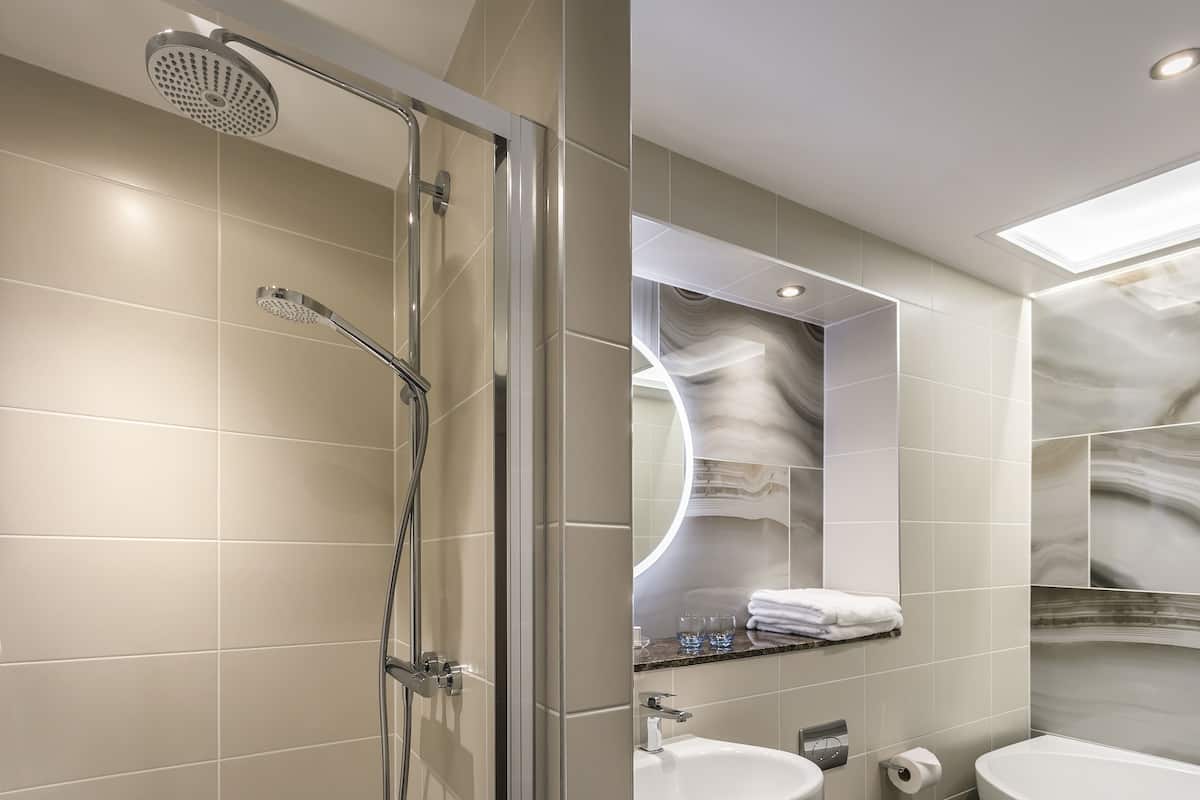 suite, 1 king bed, non smoking, refrigerator | bathroom | combined shower/bathtub, free toiletries, towels