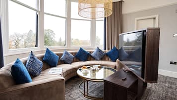 Suite – executive, 1 kingsize-seng, ikke-røyk | Oppholdsområde | Smart-TV