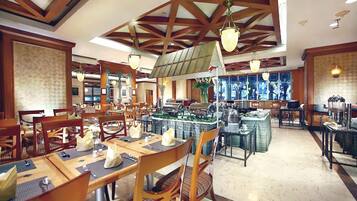 Hi ha 2 restaurants amb esmorzars