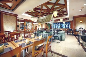 2 restaurants; breakfast, lunch, and dinner served