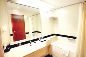 Regendusche, Designer-Toilettenartikel, Haartrockner, Bademäntel