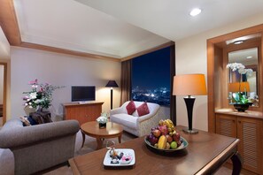 Executive Suite, with access to Executive Lounge | Literie de qualité, minibar, coffre-fort, bureau
