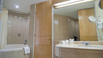 浴缸、名牌盥洗用品、吹風機、毛巾