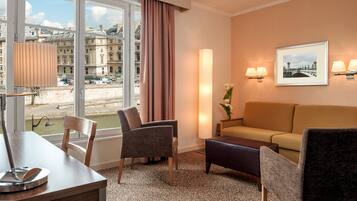 Appartement, 1 slaapkamer, uitzicht op rivier | Een kluis op de kamer, een bureau, verduisterende gordijnen