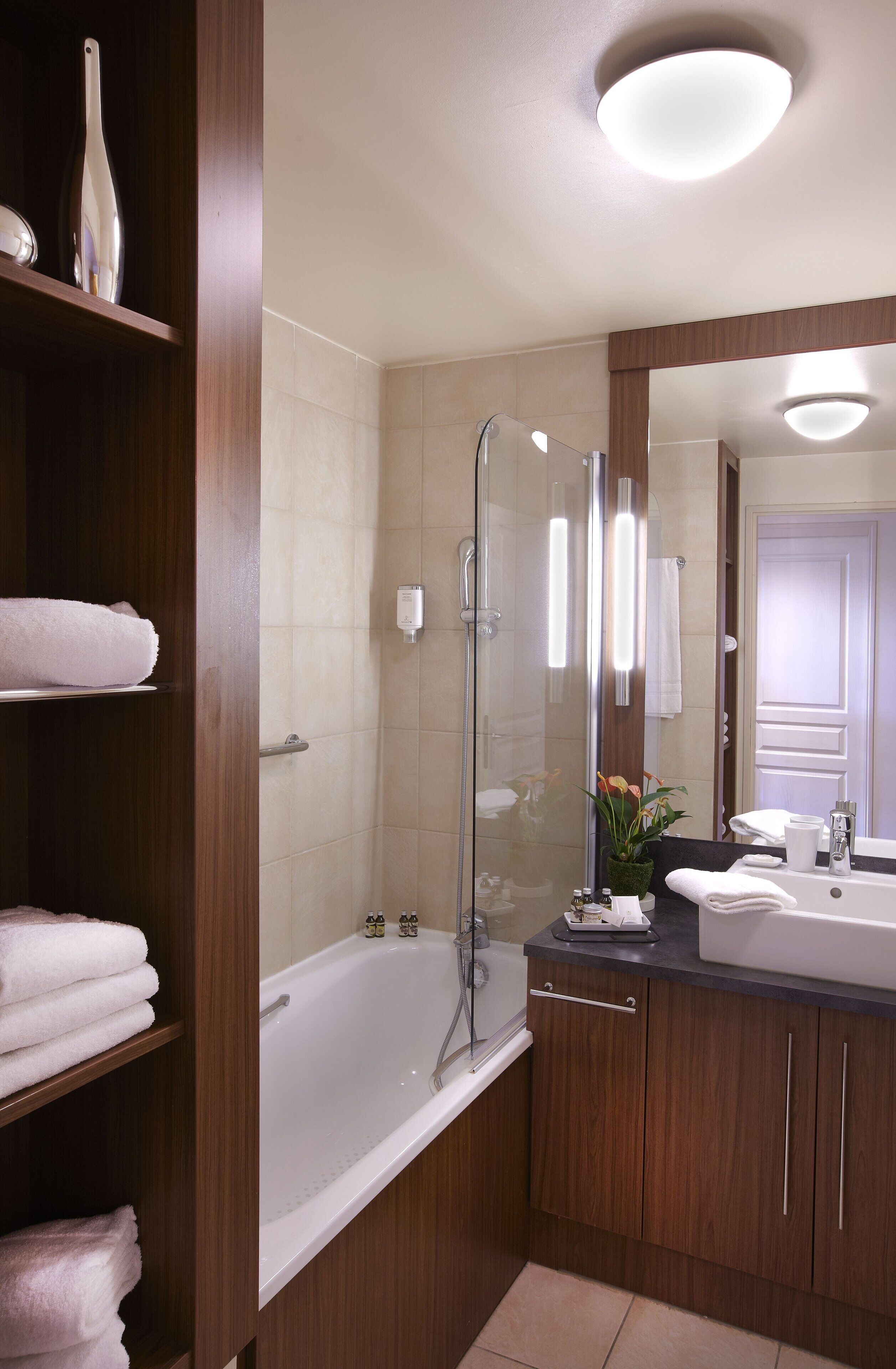 Kombinasi shower/bathtub, pancuran hujan,  dan perlengkapan mandi gratis