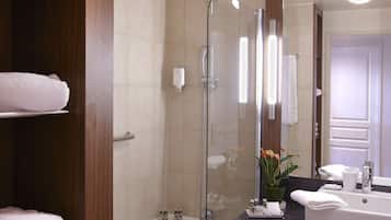 Kombinasi shower/bathtub, pancuran hujan, dan perlengkapan mandi gratis