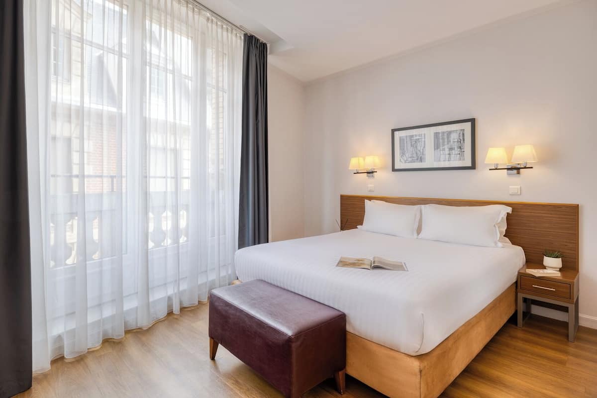 Apartamento, 1 habitación | Caja fuerte, escritorio, cortinas opacas y sistema de insonorización
