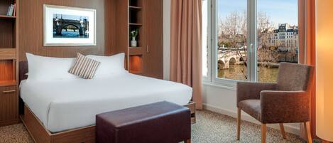 Zimmersafe, Schreibtisch, Verdunkelungsvorhänge, schallisolierte Zimmer