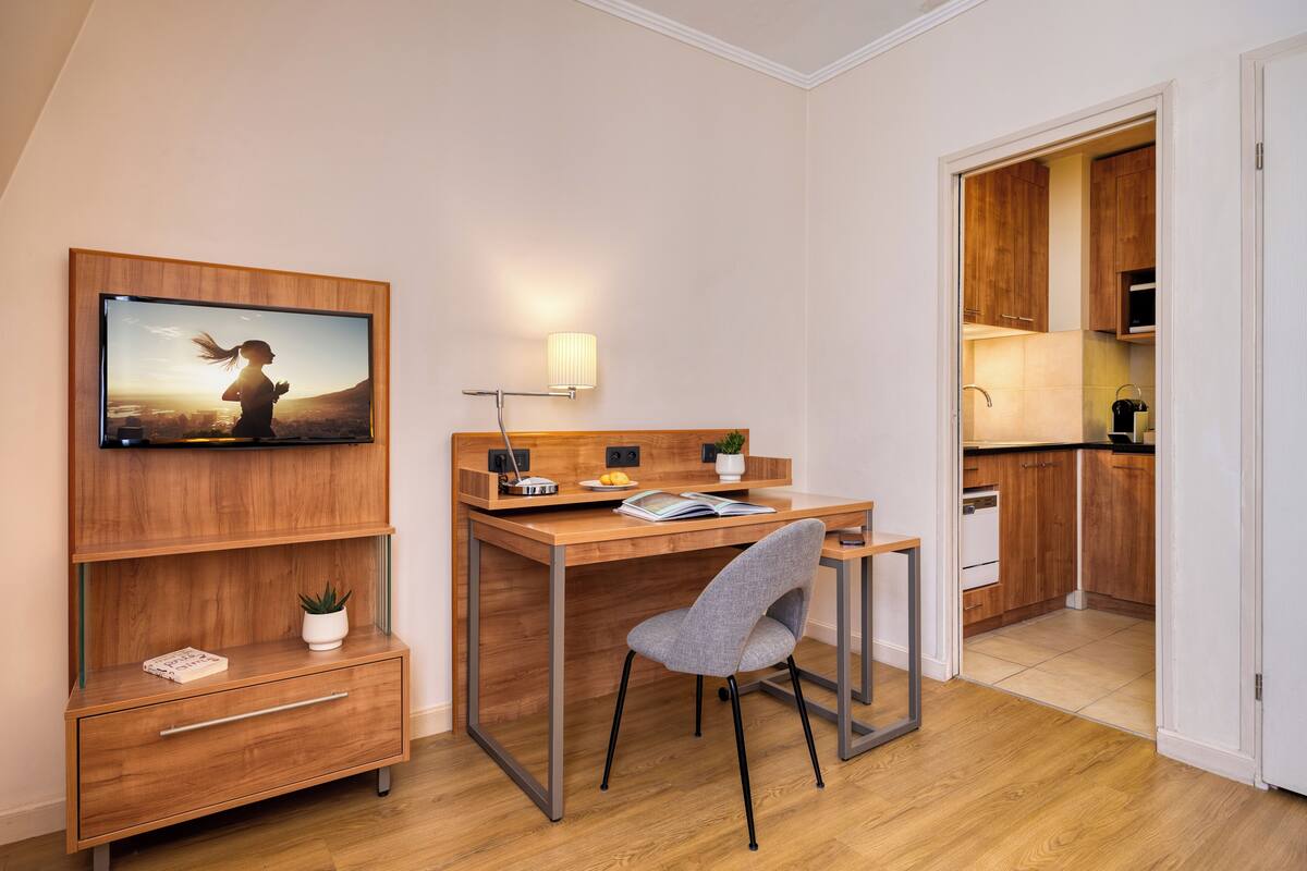 Estudio | Caja fuerte, escritorio, cortinas opacas y sistema de insonorización