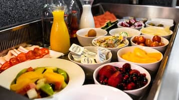 Un bufé de desayuno con diversas opciones de comida y bebidas.