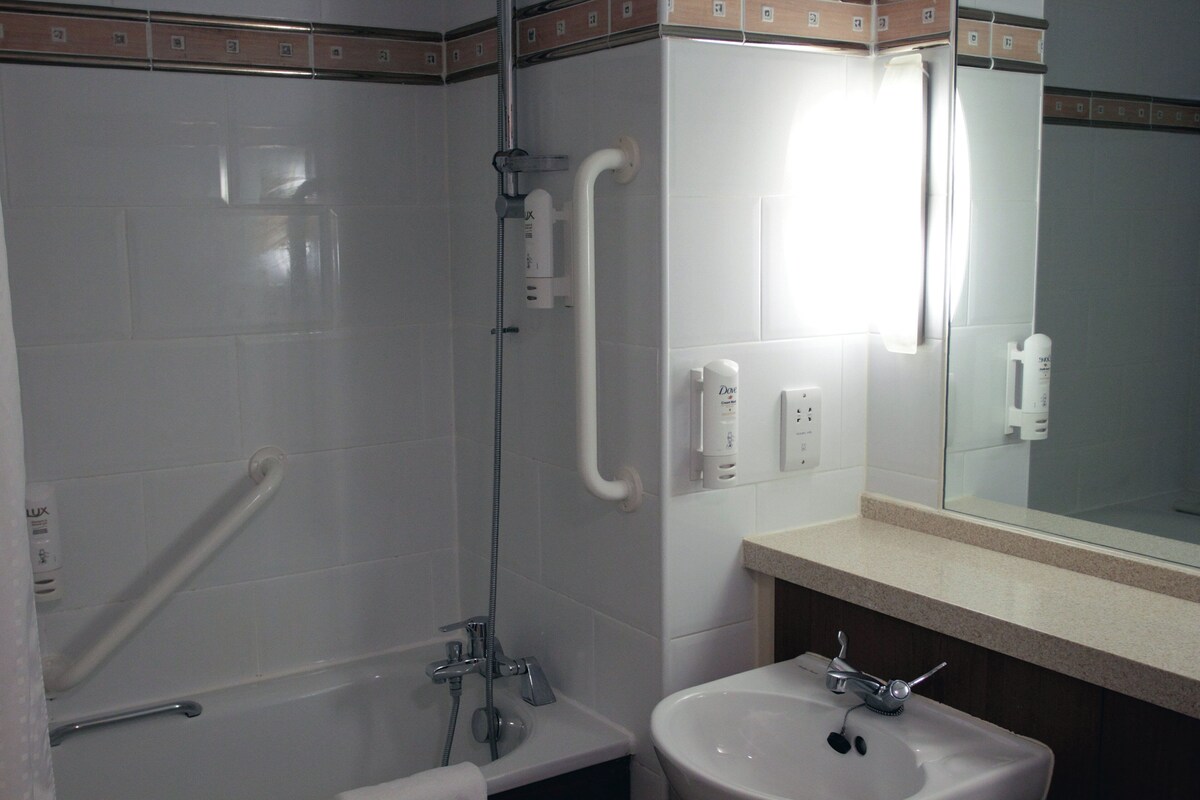 Chambre Standard, 1 lit double, accessible aux personnes à mobilité réduite