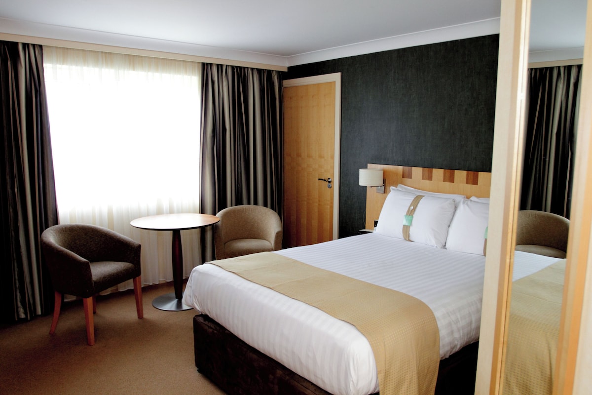 Standard Room, 1 Double Bed, Accessible | 1 bedroom, desk, laptop workspace, blackout drapes